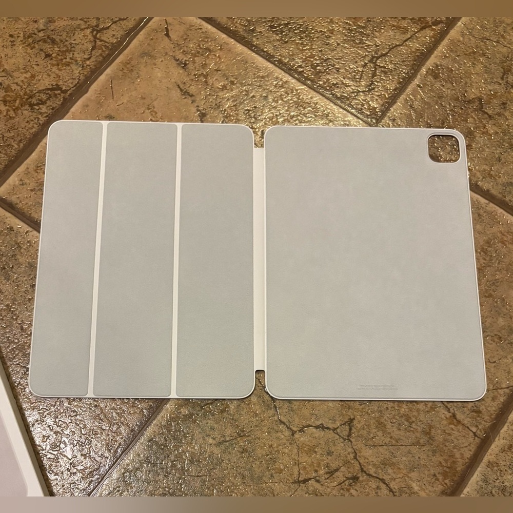 NIB Apple Smart Folio for iPad Pro 11-inch - Picture 3 of 9